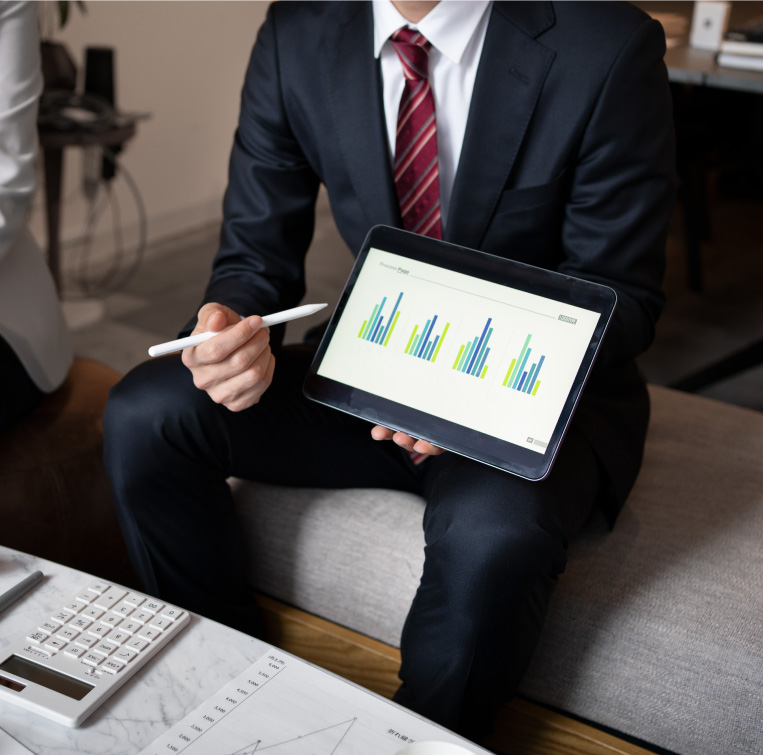 Consultores de Reach trabajando en la estrategia financiera de una empresa